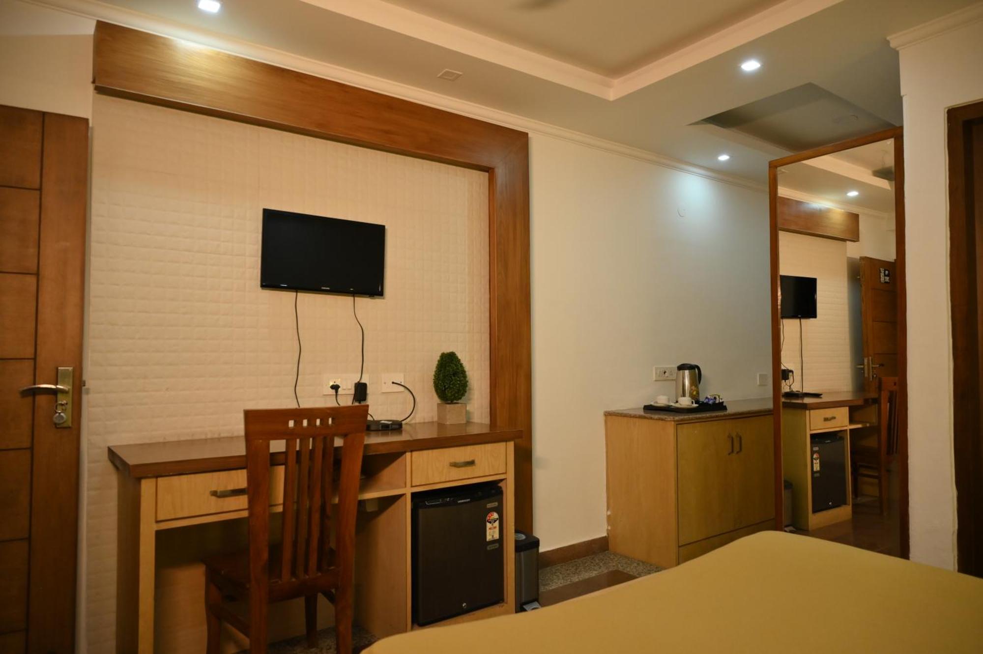 Hotel Dh Dharamshala Exterior photo